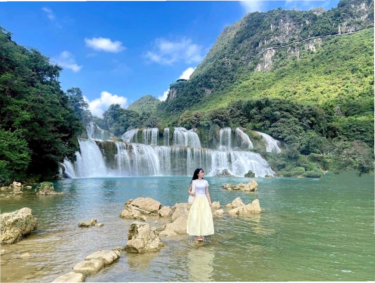 Thác Bản Giốc hùng vĩ chảy xuống từ vách đá