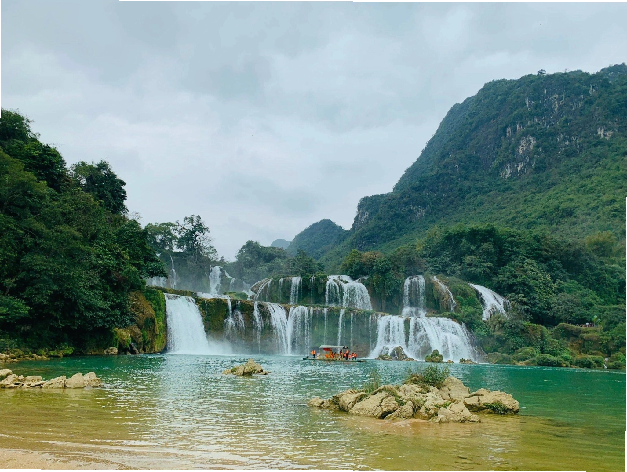 Thác Bản Giốc hùng vĩ đổ nước trắng xóa
