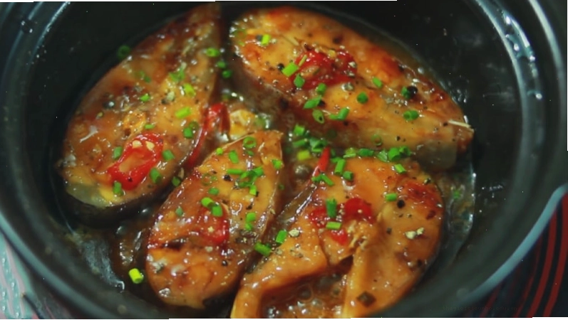 Thành phẩm món cá basa kho tộ với màu sắc hấp dẫn