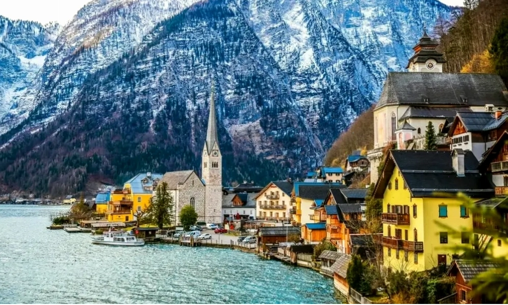 Thị trấn Hallstatt đẹp như tranh vẽ bên hồ nước Áo