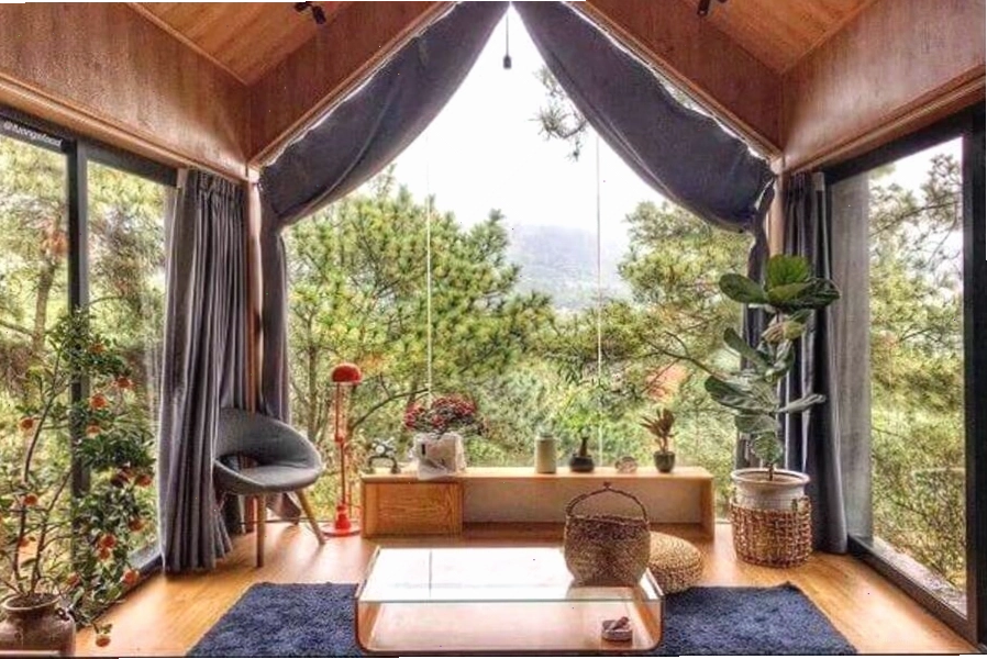 Thiết kế homestay hiện đại với cửa kính lớn nhìn ra cảnh quan thiên nhiên