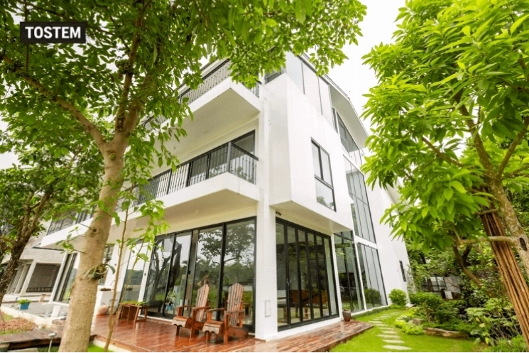 Thiết kế nhà vườn đẹp với cây xanh bao quanh và hồ bơi nhỏ