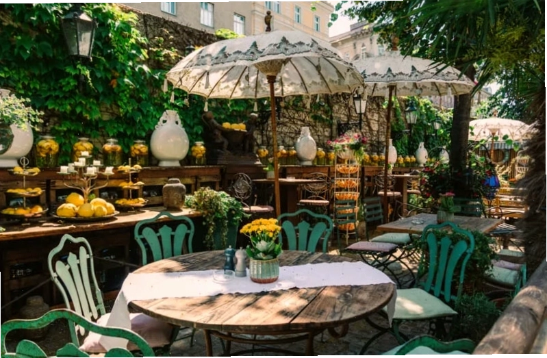 Thiết kế quán cafe sân vườn với các khu vực ngồi đa dạng