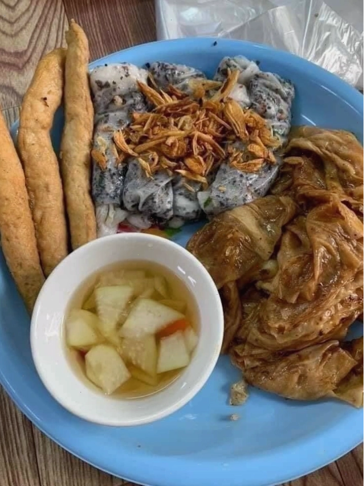 Thưởng thức bánh cuốn Mão Điền nóng hổi