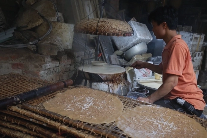 Thưởng thức bánh đa Kế cùng các món ăn kèm