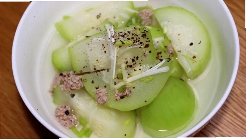 Thưởng thức canh bí đao thịt bằm nóng hổi