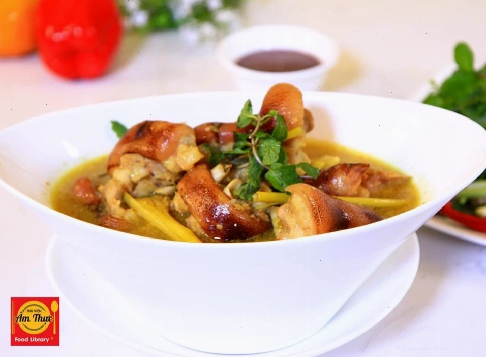 Thưởng thức giò heo giả cầy nóng hổi cùng rau sống và bún