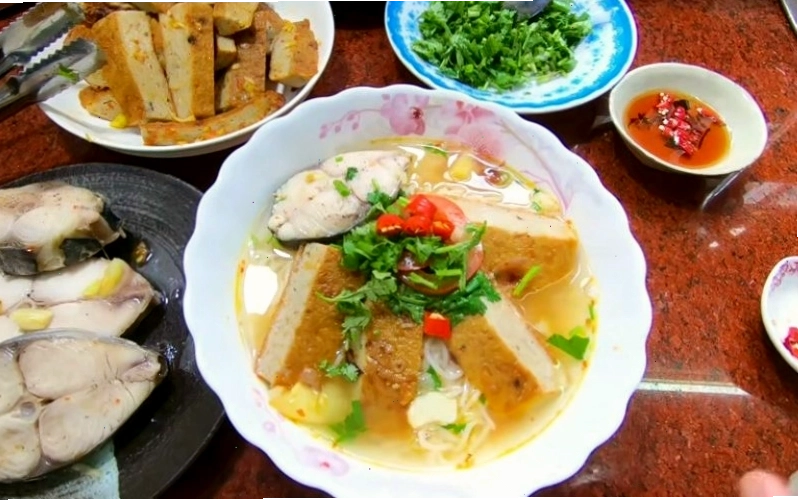 Thưởng thức món bún chả cá Đà Nẵng nóng hổi