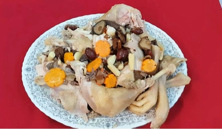 Thưởng thức món gà tiềm ngũ quả cùng cơm nóng