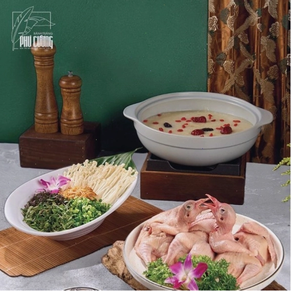 Thưởng thức nồi lẩu chim bồ câu nóng hổi
