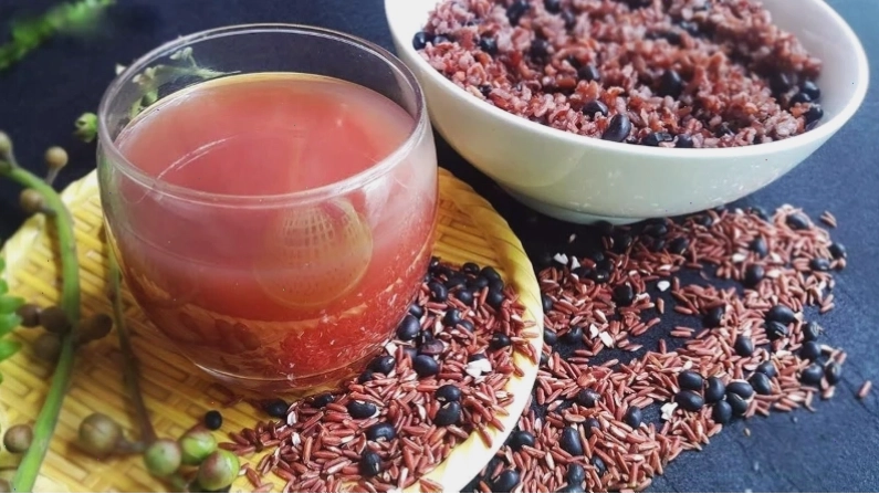 Thưởng thức sữa gạo lứt cùng bánh quy hoặc trái cây