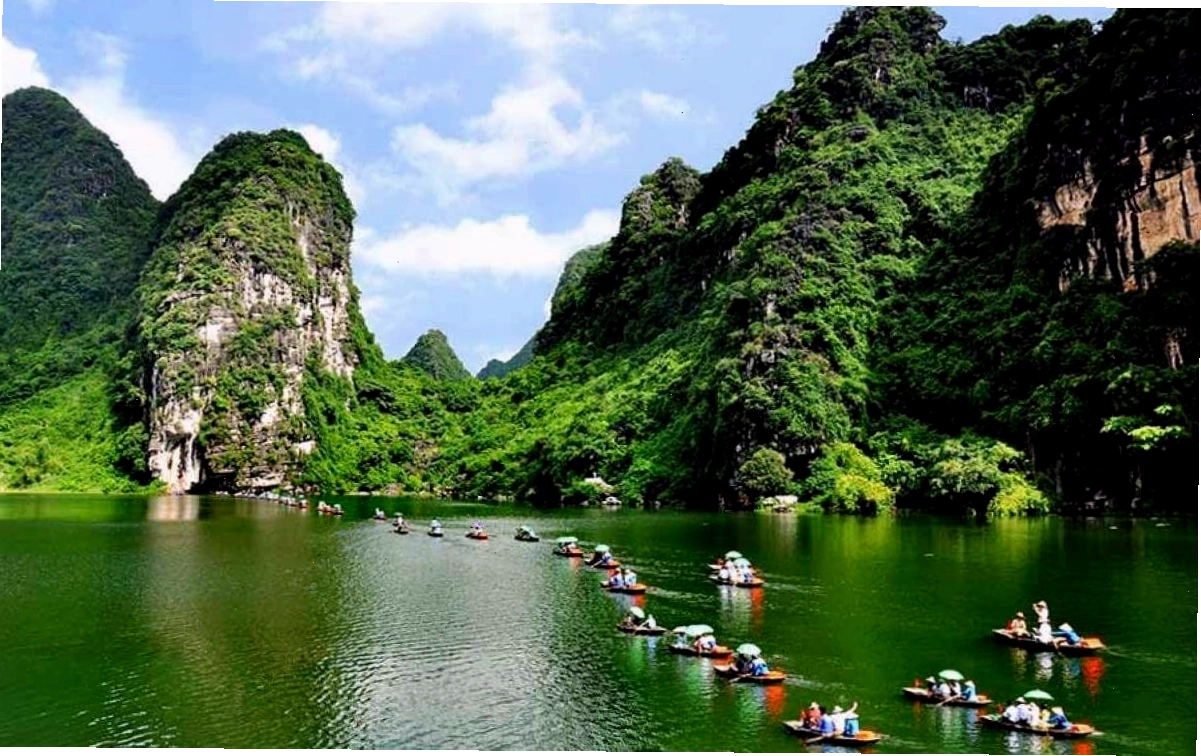 Thuyền chở du khách tham quan hệ thống hang động và sông nước tại Tràng An