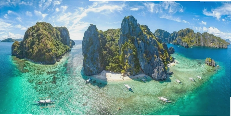 Thuyền len lỏi trong hang động sông ngầm Puerto Princesa với thạch nhũ lấp lánh