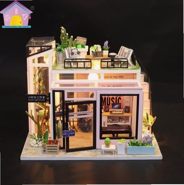 Tiểu cảnh mô hình nhà mini với cây xanh và hồ nước