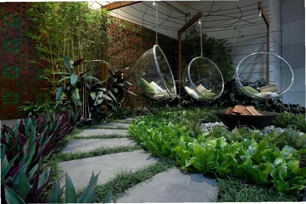 Tiểu cảnh sân thượng với cây xanh và đá tự nhiên