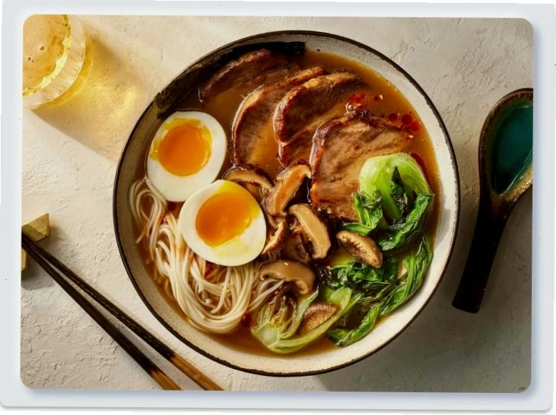 Tô mì Tonkotsu Ramen nóng hổi với nước dùng sánh đặc và các loại topping hấp dẫn