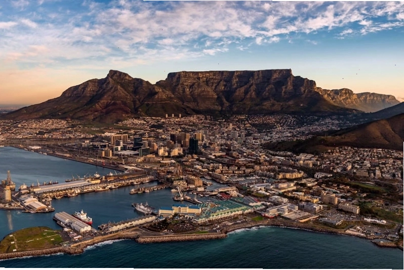 Toàn cảnh Núi Bàn hùng vĩ nhìn từ xa, một biểu tượng của Cape Town