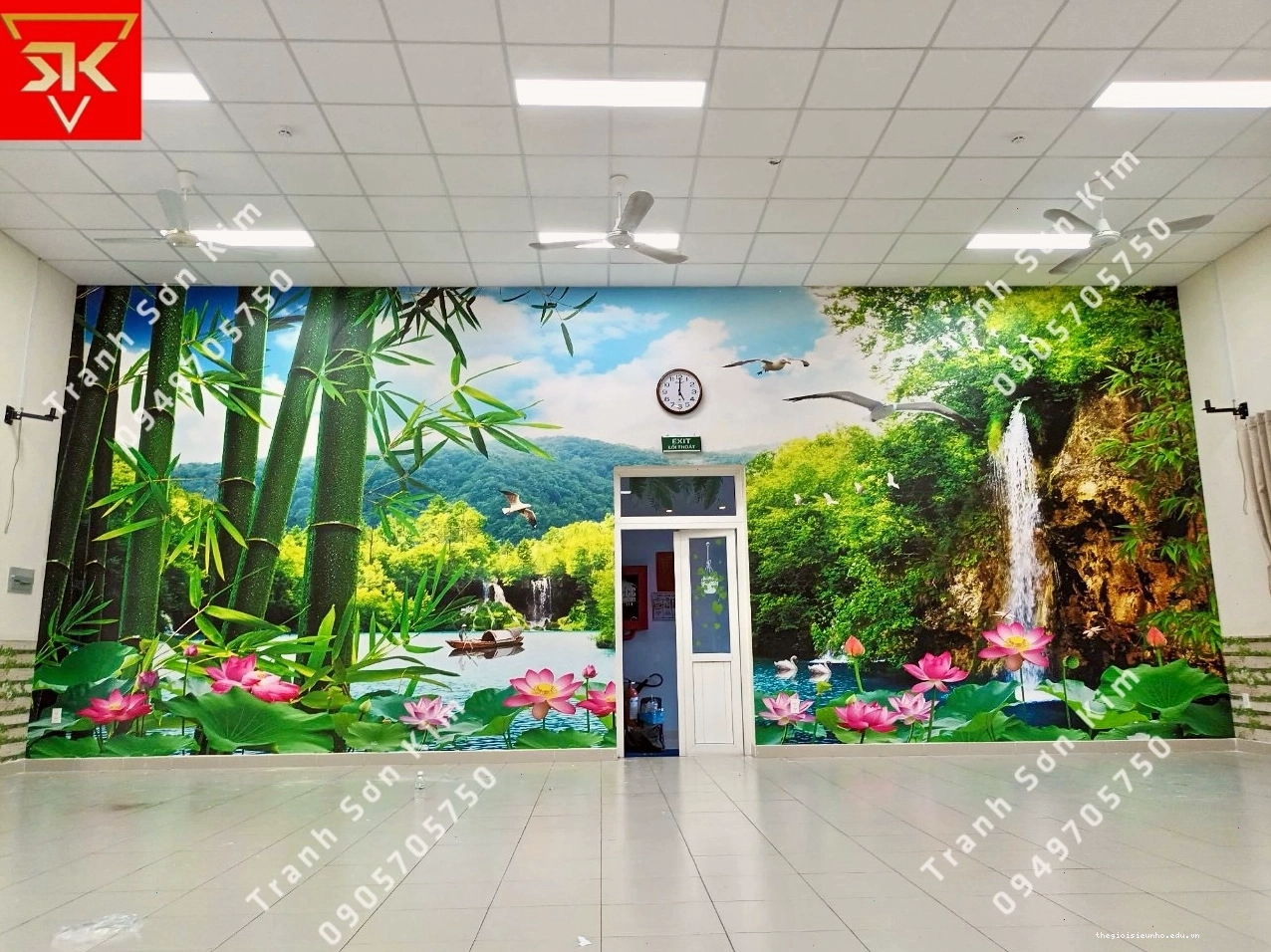 Tranh dán tường phong cảnh núi rừng vào buổi sớm mai