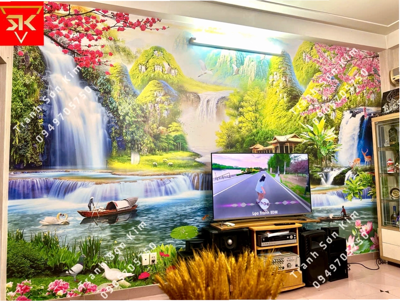 Tranh phong cảnh đồi núi với sắc xanh mướt của cây cối