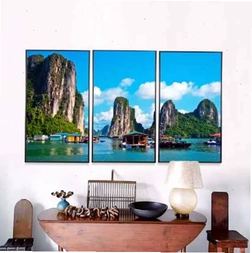 Tranh phong cảnh làng quê yên bình với con đường đất và cây cổ thụ