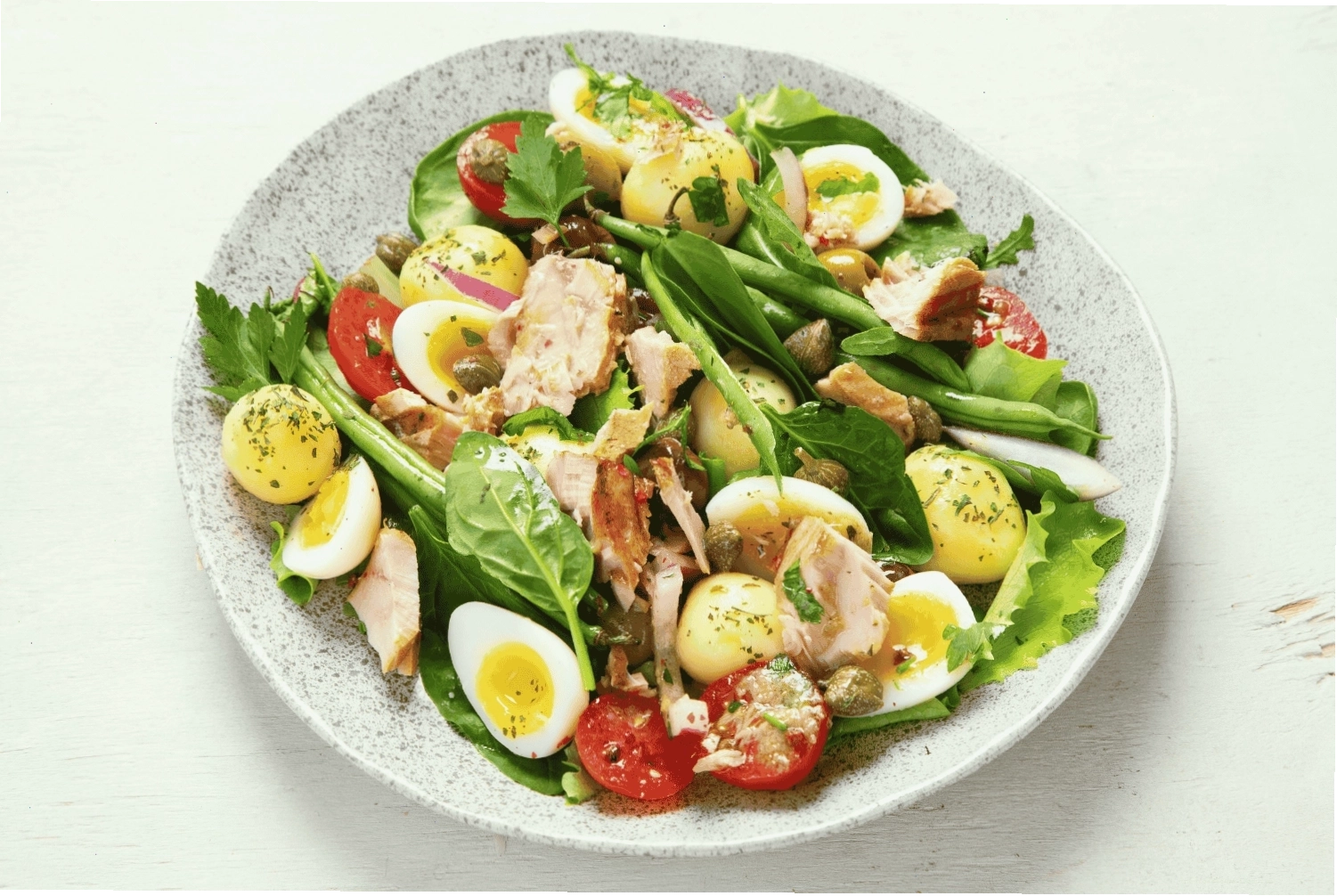 Trình bày món salad cá ngừ ngâm dầu với các nguyên liệu tươi xanh hấp dẫn