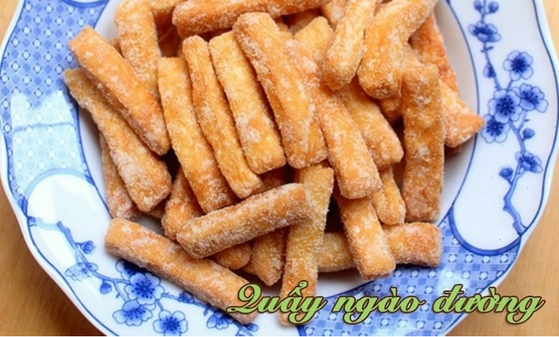 Trộn bánh quẩy vào nước đường nóng