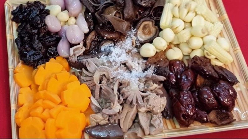 Ướp lòng gà và ngũ quả với gia vị