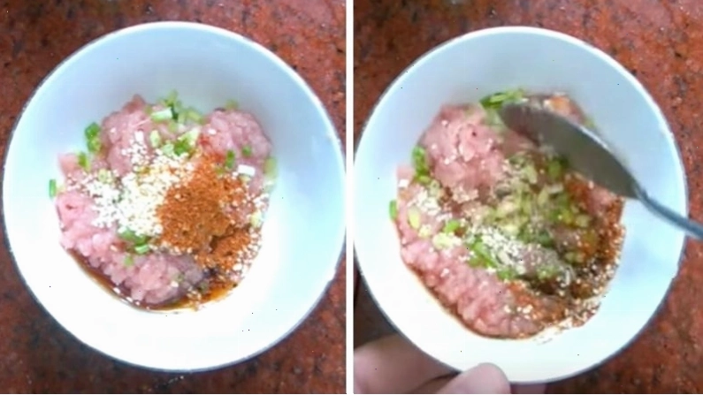 Ướp thịt heo xay với gia vị