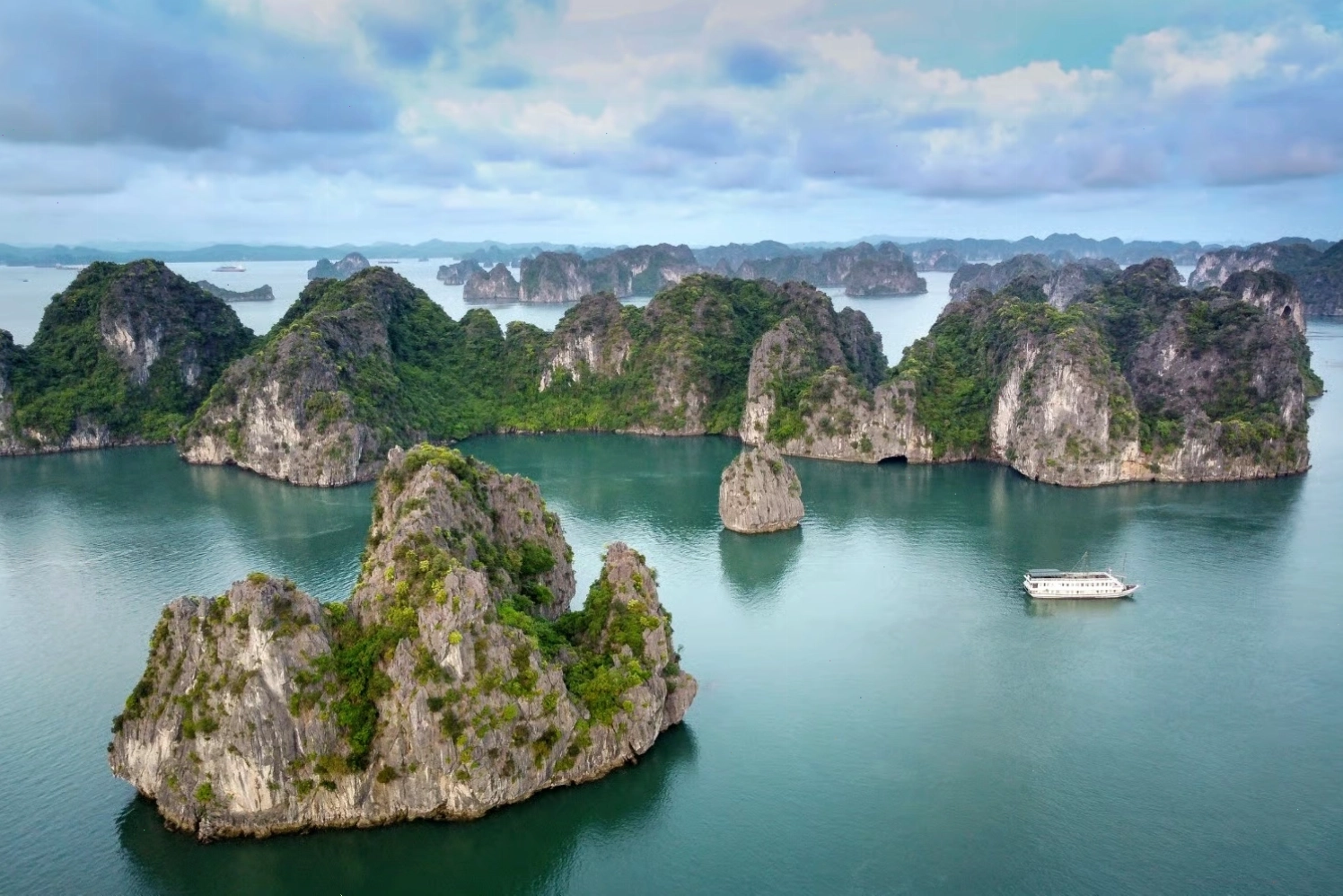 Vẻ đẹp kỳ ảo của Vịnh Hạ Long với hàng ngàn hòn đảo đá vôi