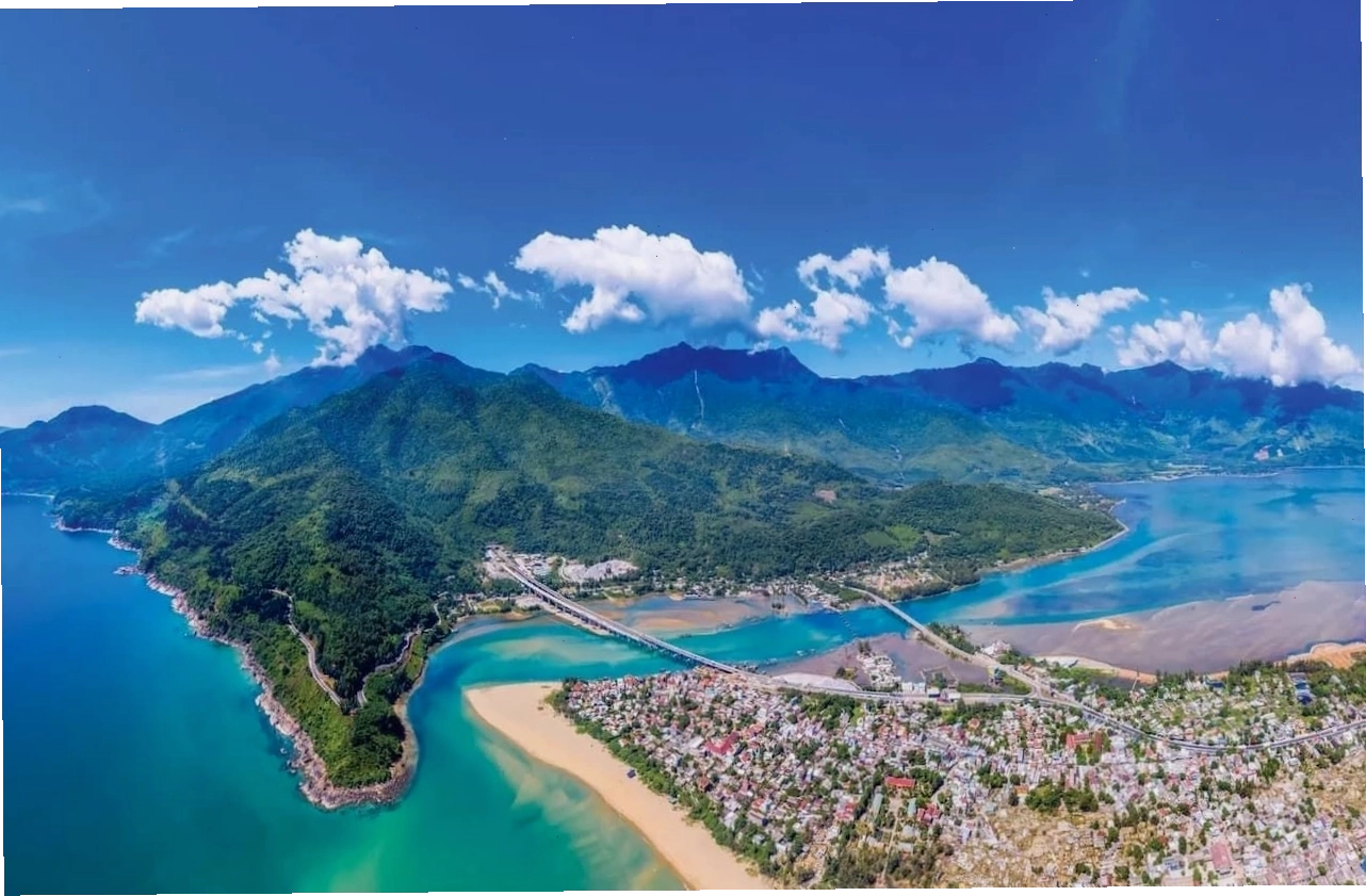 Vẻ đẹp thơ mộng của Vịnh Lăng Cô nhìn từ trên cao