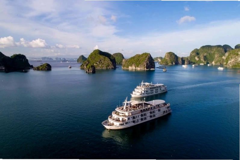 Vịnh Hạ Long với hàng nghìn đảo đá vôi kỳ vĩ