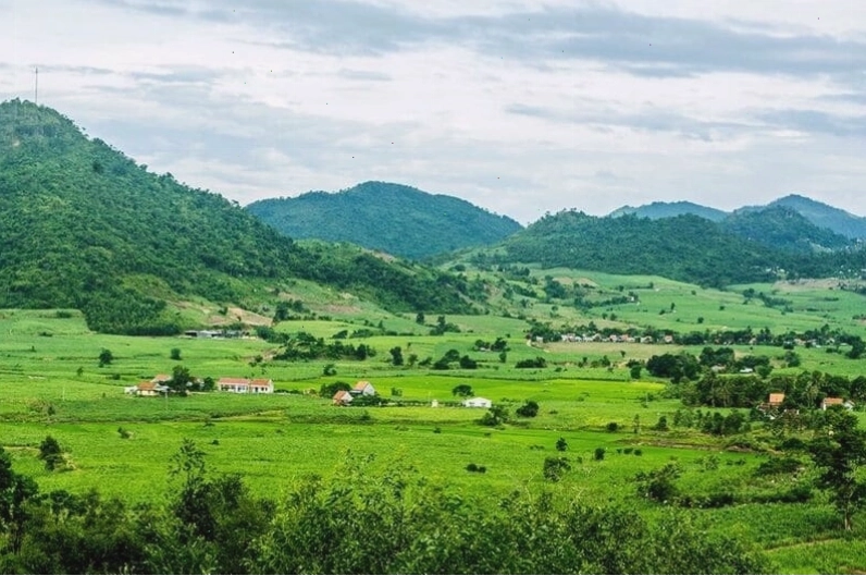 Vịnh Vũng Rô với làn nước trong xanh và tàu thuyền neo đậu