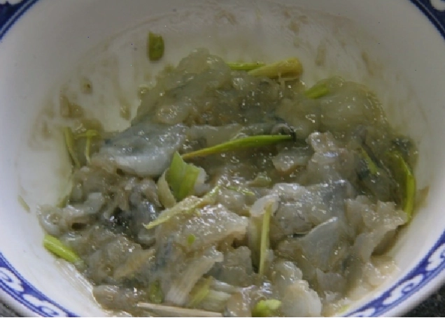 Xào sơ tôm với gia vị trước khi cho vào nồi canh