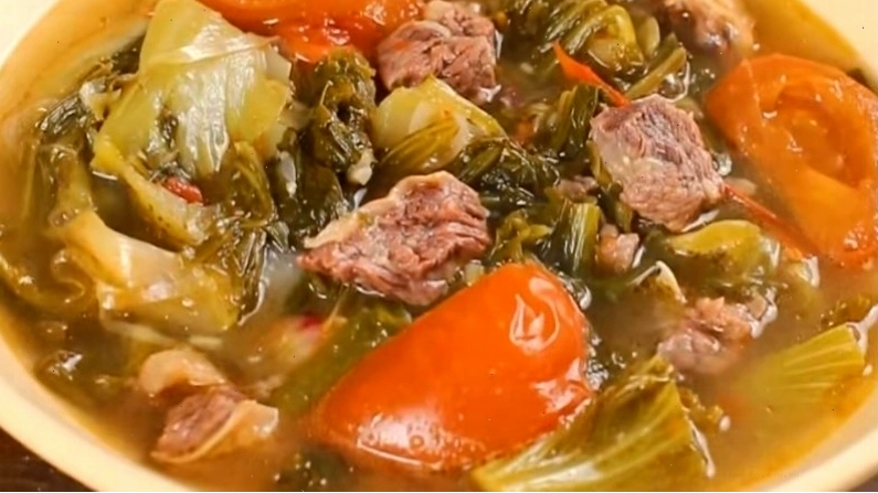 Xào thịt bò và rau củ trước khi cho vào nồi canh