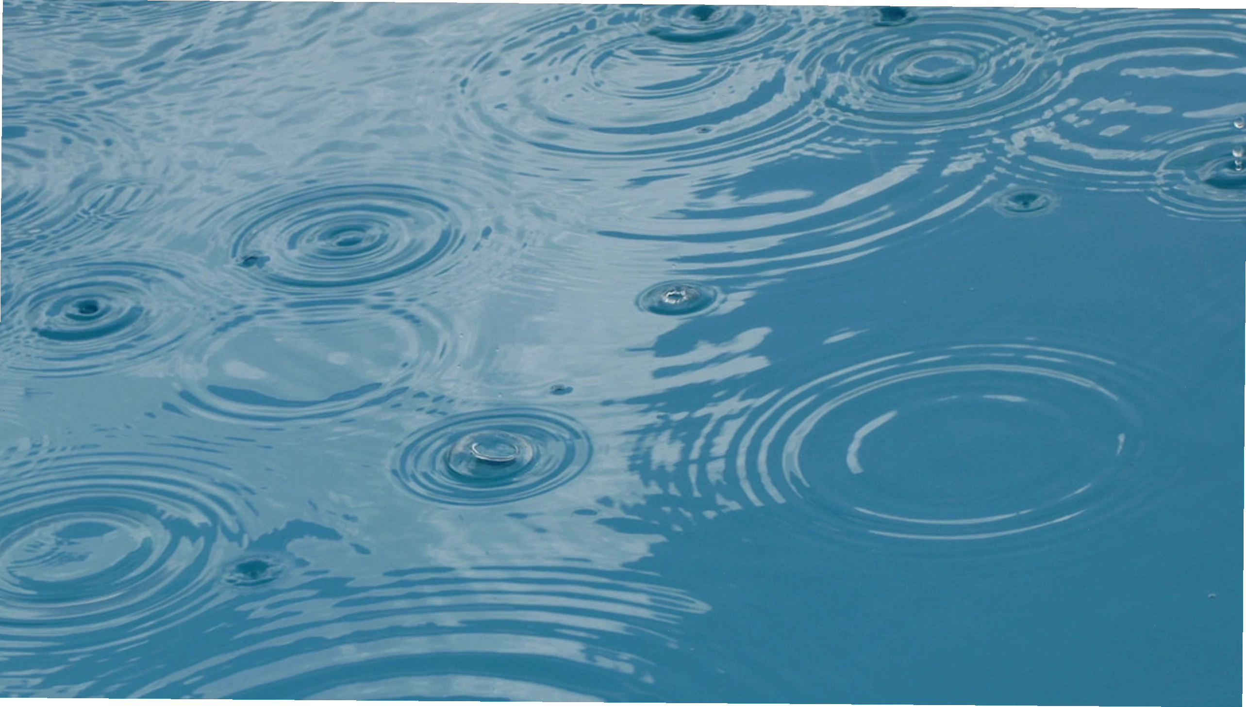 Cloudy skies and wet streets representing Manali weather