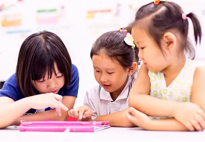 Trẻ em tham gia hoạt động khám phá khoa học vui nhộn