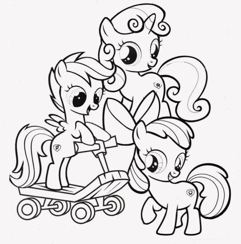 Bé chăm chú tô màu tranh pony