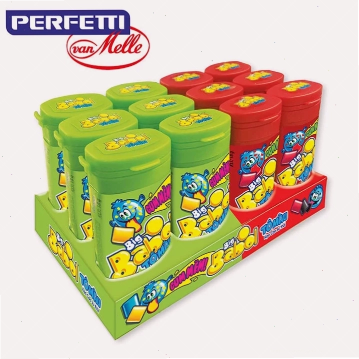 Bé đang vui vẻ tô màu kẹo Big Babol