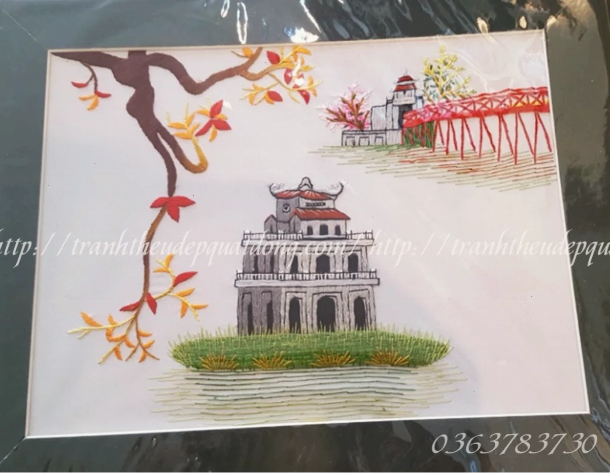 Cầu Thê Húc với nhiều màu sắc sáng tạo