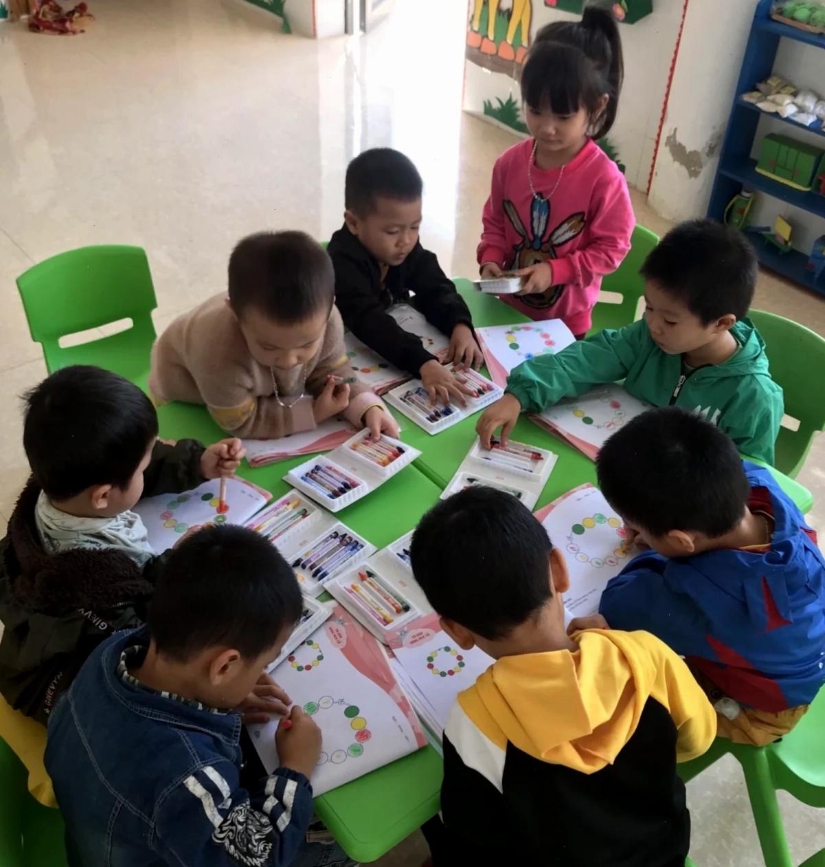 Tranh tô màu vòng cổ với mặt dây chuyền hình ngôi sao