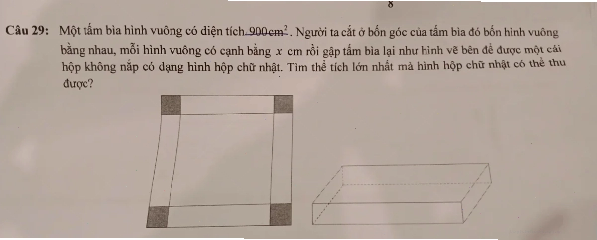 Trẻ em đang vui vẻ tô màu tranh vẽ