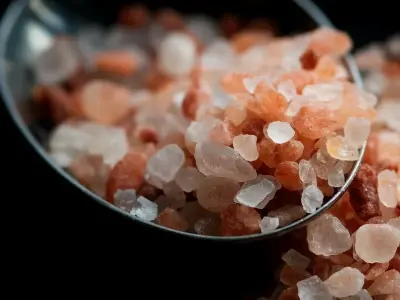 Khám phá cấu trúc lập phương của tinh thể muối phóng to