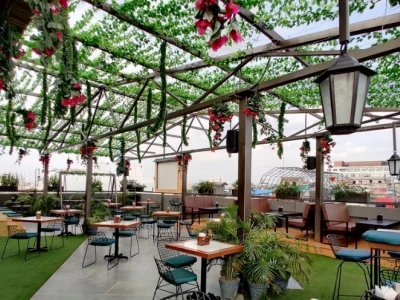 Mô Hình Cafe Sân Thượng: Bí Quyết Kiến Tạo Không Gian Độc Đáo và Thu Hút Khách Hàng Năm 2026
